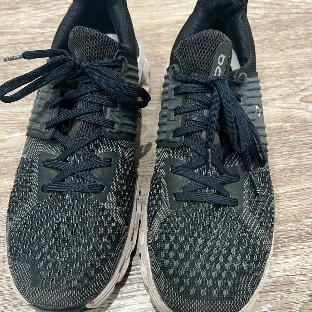 Women’s On Cloud black shoes